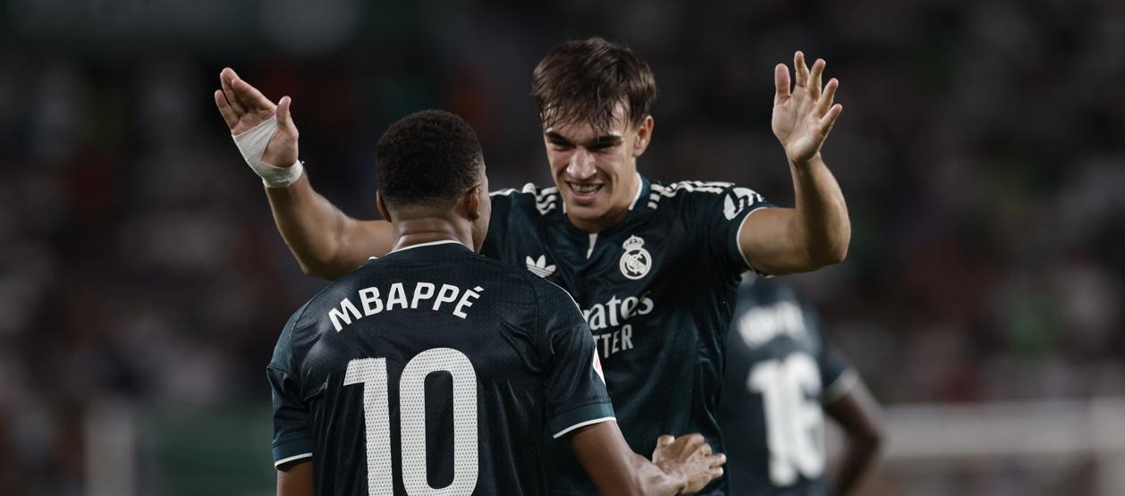 Carlos Espí celebra su gol con el francés Kylian Mbappé. 