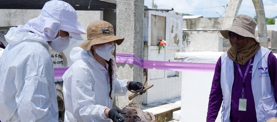 Exhumación de 7 cuerpos en el cementerio de Luruaco.