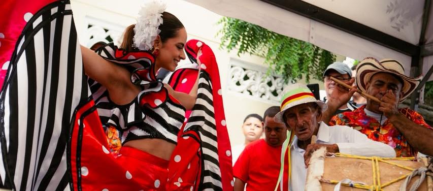La Reina Salwa baila al ritmo del tambor de José Antonio Salas Meza. 