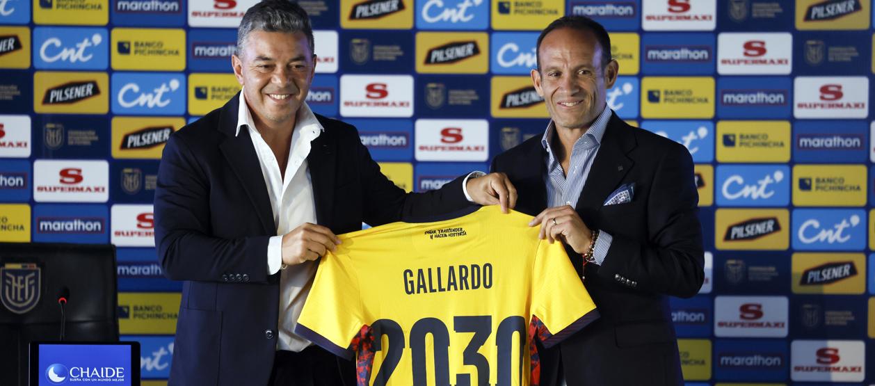 Marcelo Gallardo con Francisco Egas, presidente de la Federación Ecuatoriana de Fútbol.