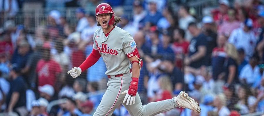 Alex Bohm recorre las bases tras conectarle jonrón al colombiano Didier Fuentes. 