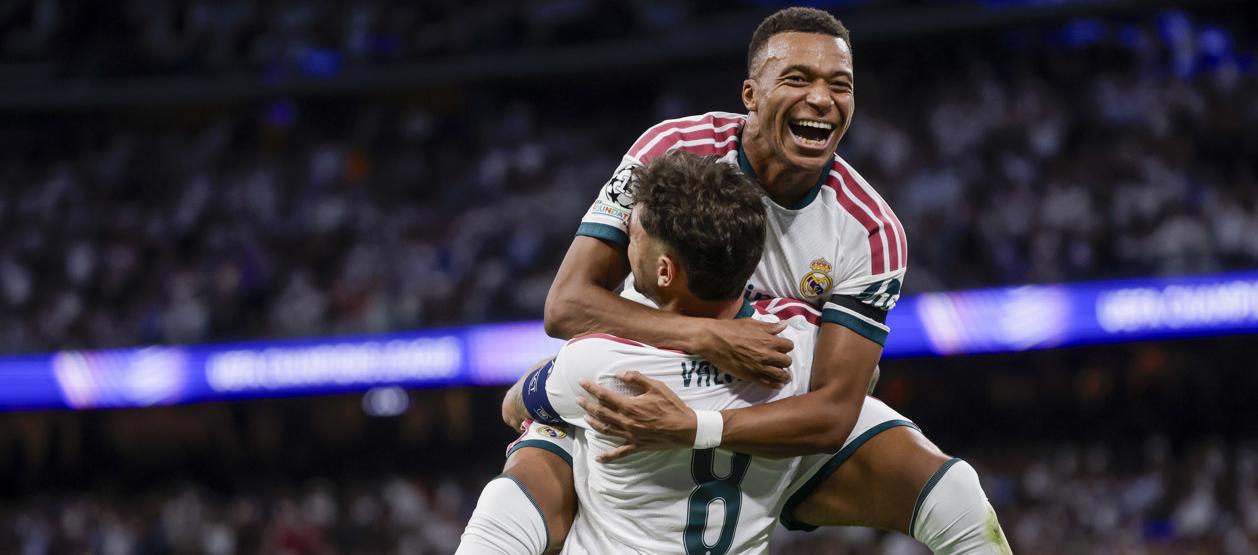 Kylian Mbappé festeja su gol con el uruguayo Fede Valverde. 
