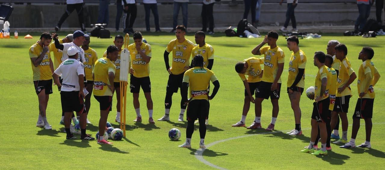 El plantel de jugadores de Junior en el nuevo gramado del Supermetro.
