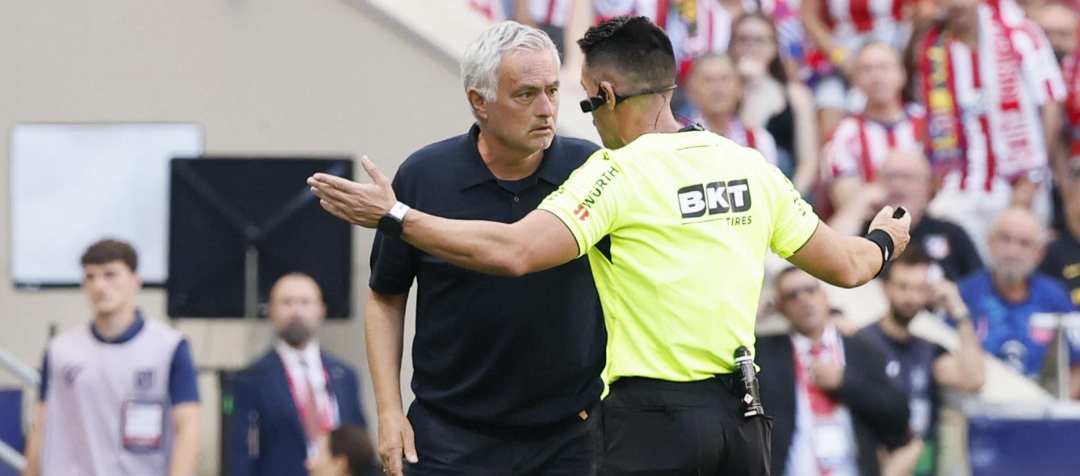 José Mourinho conversa con el árbitro Miguel Ángel Ortiz durante el partido contra Atlético de Madrid.