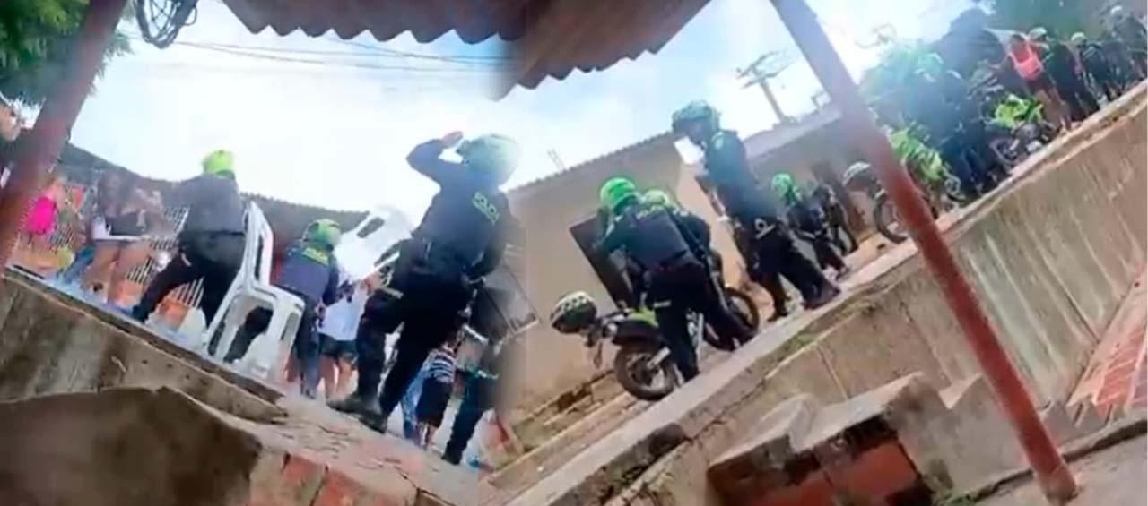Enfrentamiento entre la comunidad y policías en Nueva Colombia. 