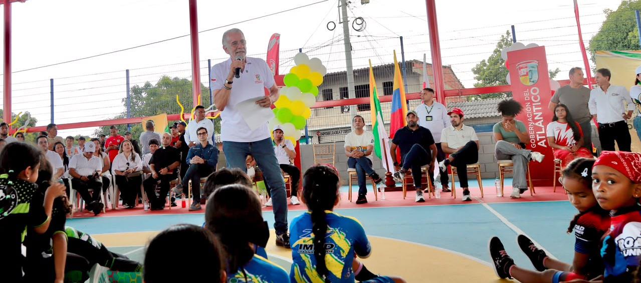 Gobernador Eduardo Verano durante la entrega del escenario deportivo.