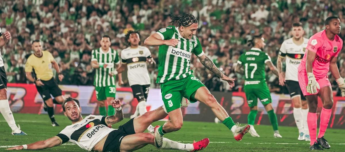 Ian Poveda durante un partido con Atlético Nacional. 