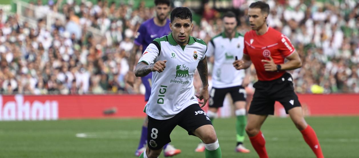 Gustavo Puerta durante el partido del Racing de Santander contra el Elche.