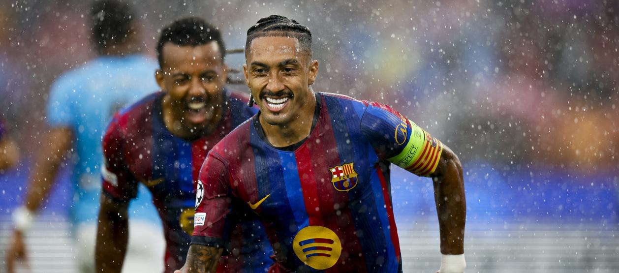El brasileño Raphinha fue la gran figura del Barcelona ante el Feyenoord.