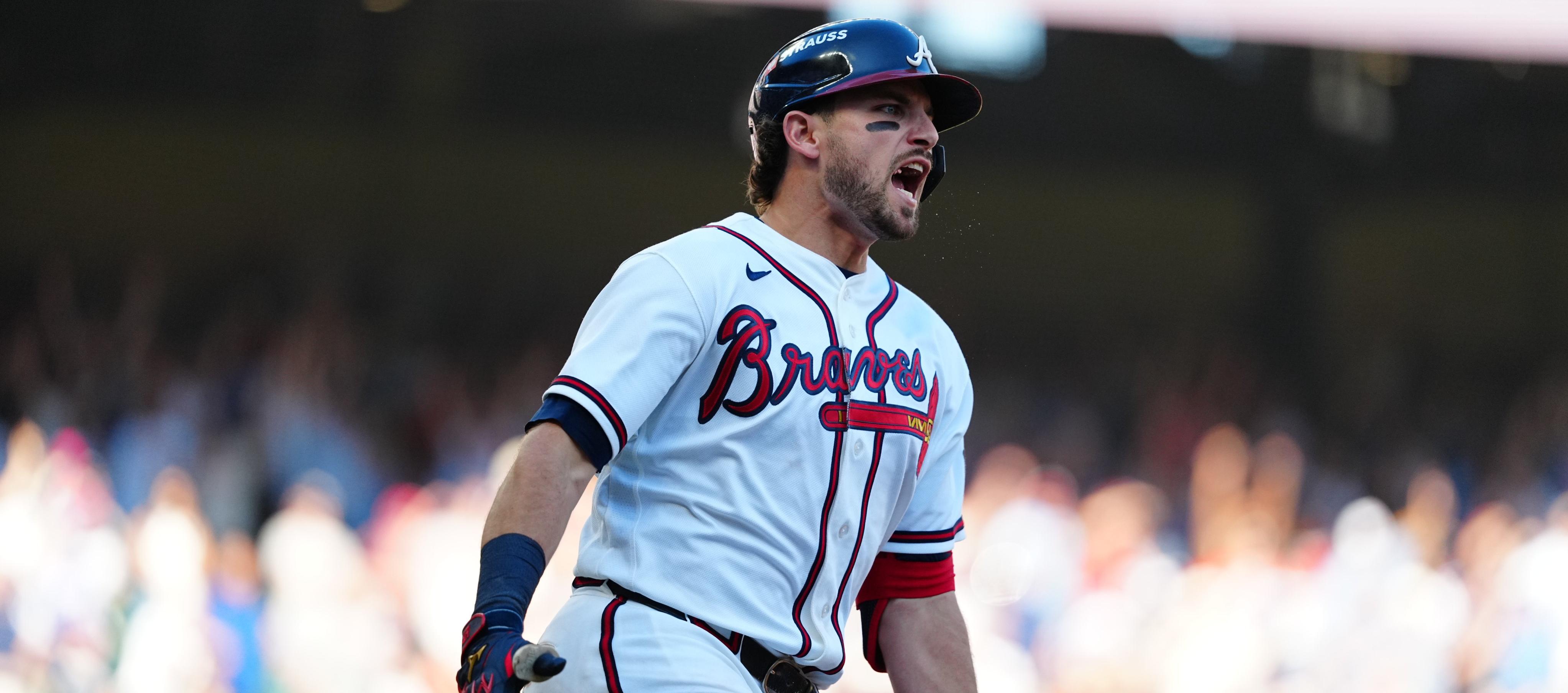 Austin Riley inicia el recorrido por las bases tras batear jonrón de tres carreras en el octavo inning.