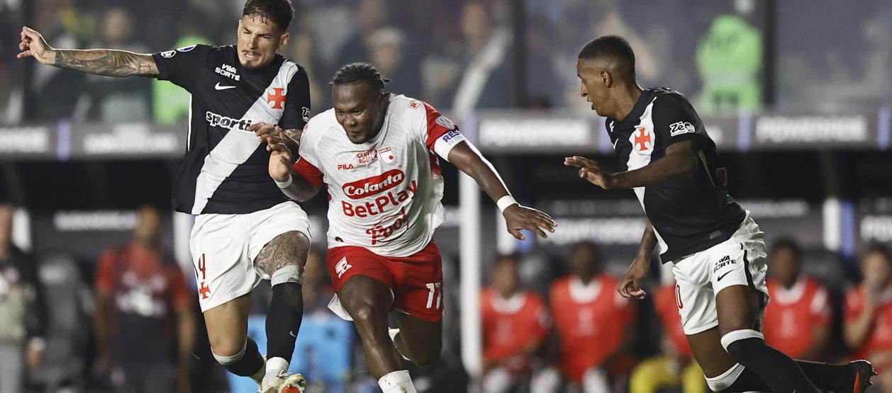 Hugo Rodallega intenta escaparse entre Robert Renan y Alan Saldivia.