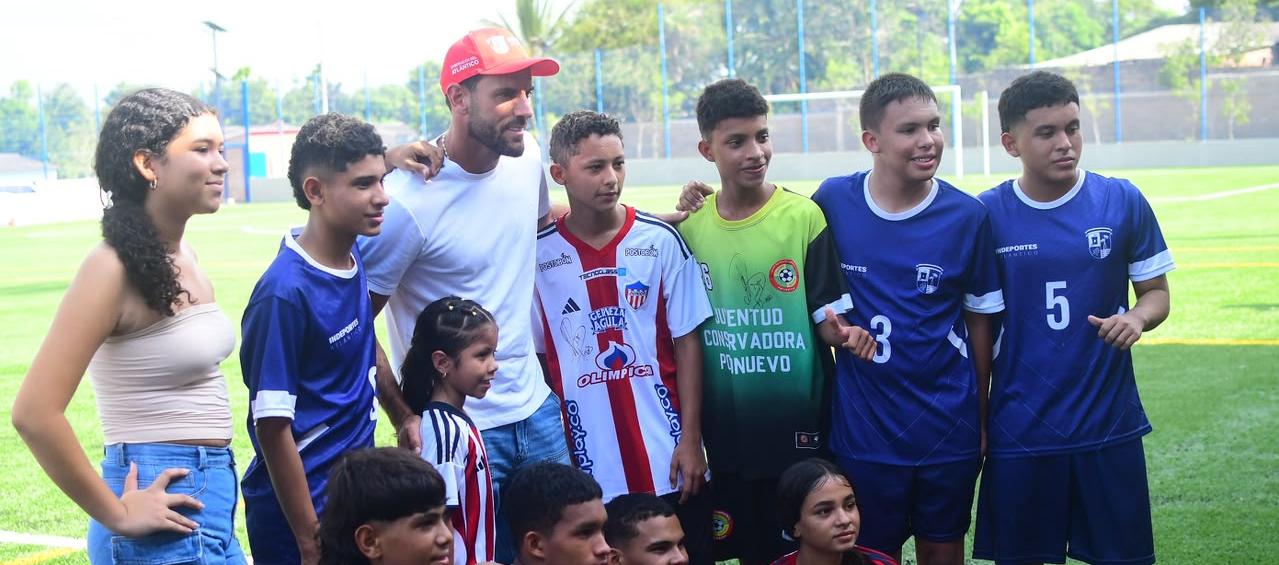 Sebastián Viera con integrantes de la Escuela de Formación Deportiva de Polonuevo.