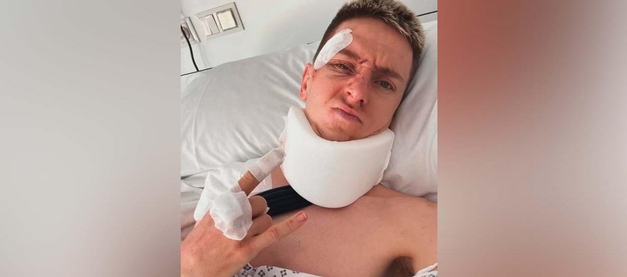 Tadej Pogacar en la foto que compartió en la clínica donde fue operado.