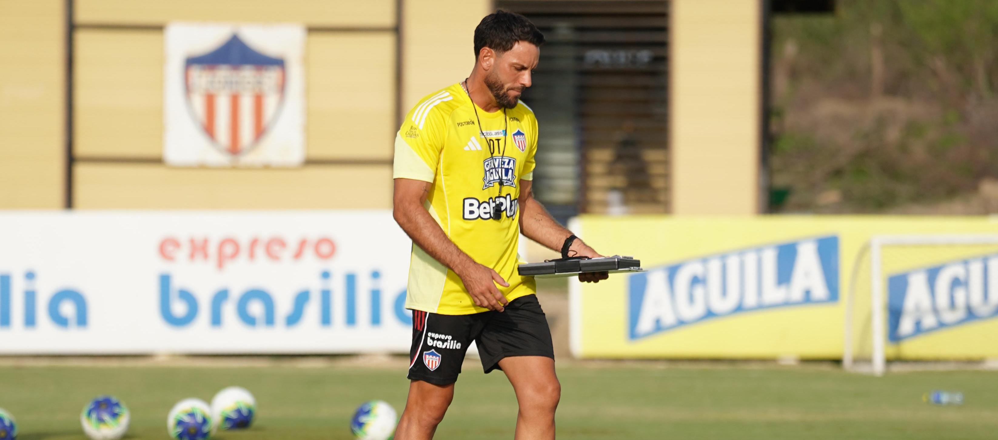 Sebastián Viera buscará ante Jaguares su primera victoria como técnico del Junior. 