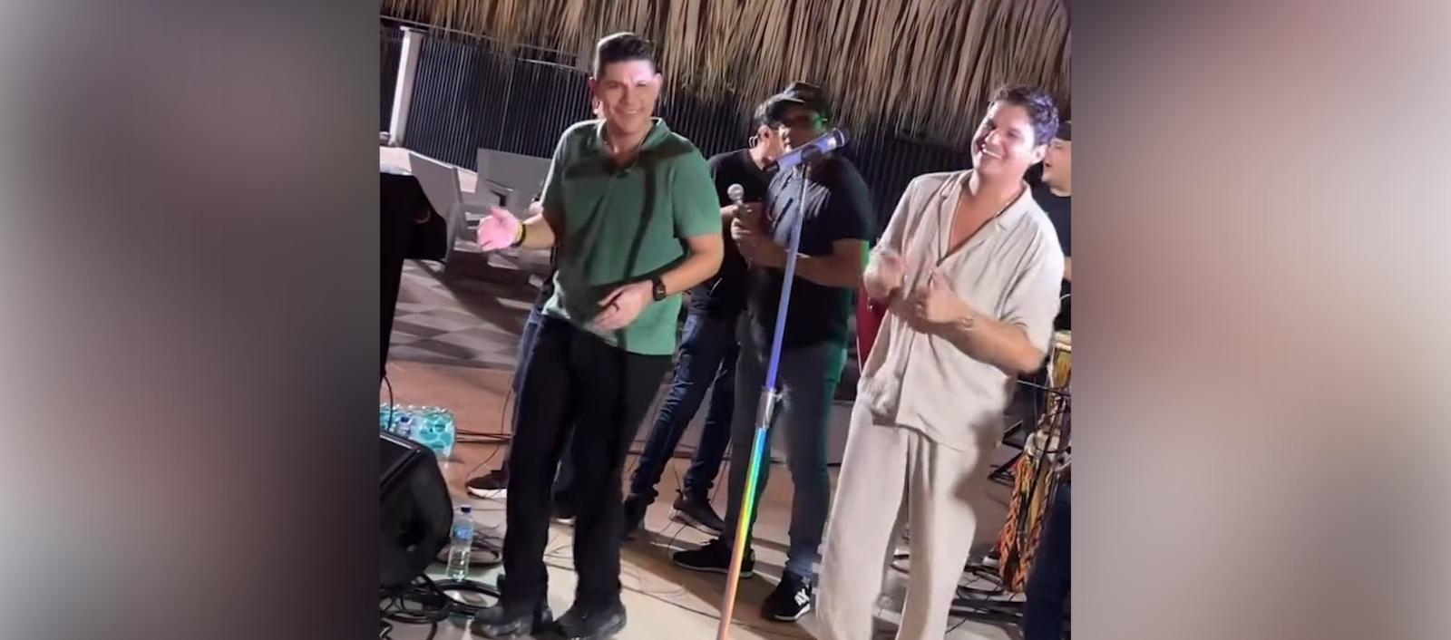 Kbeto Zuleta cantando con Elder Dayán. 