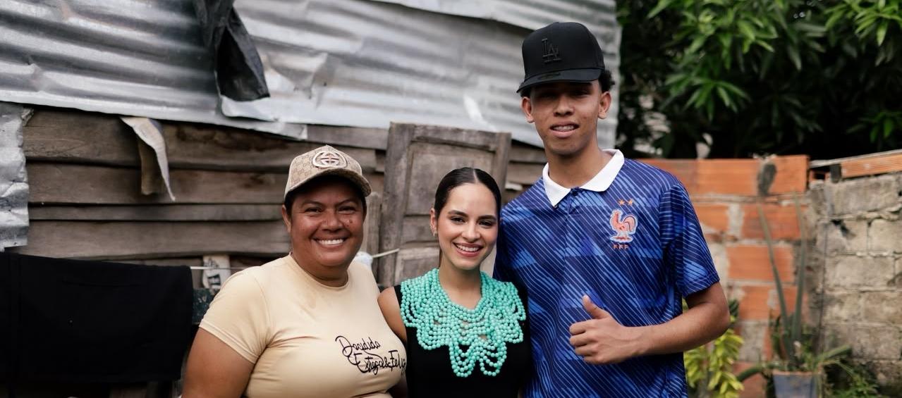 La reina Salwa junto a Germán y su mamá. 
