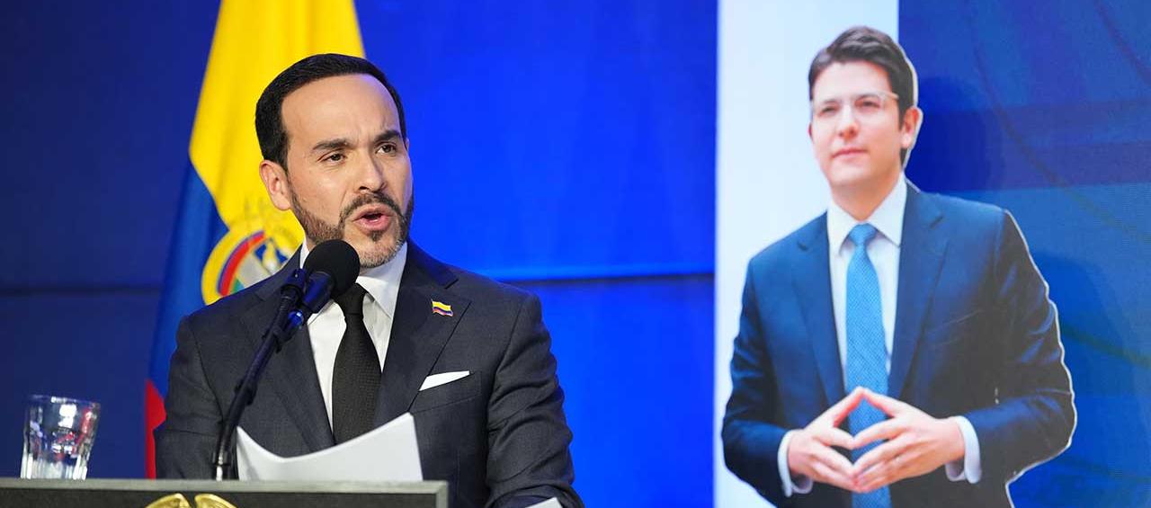 Abelardo De La Espriella al recibir el premio Liderazgo Valiente