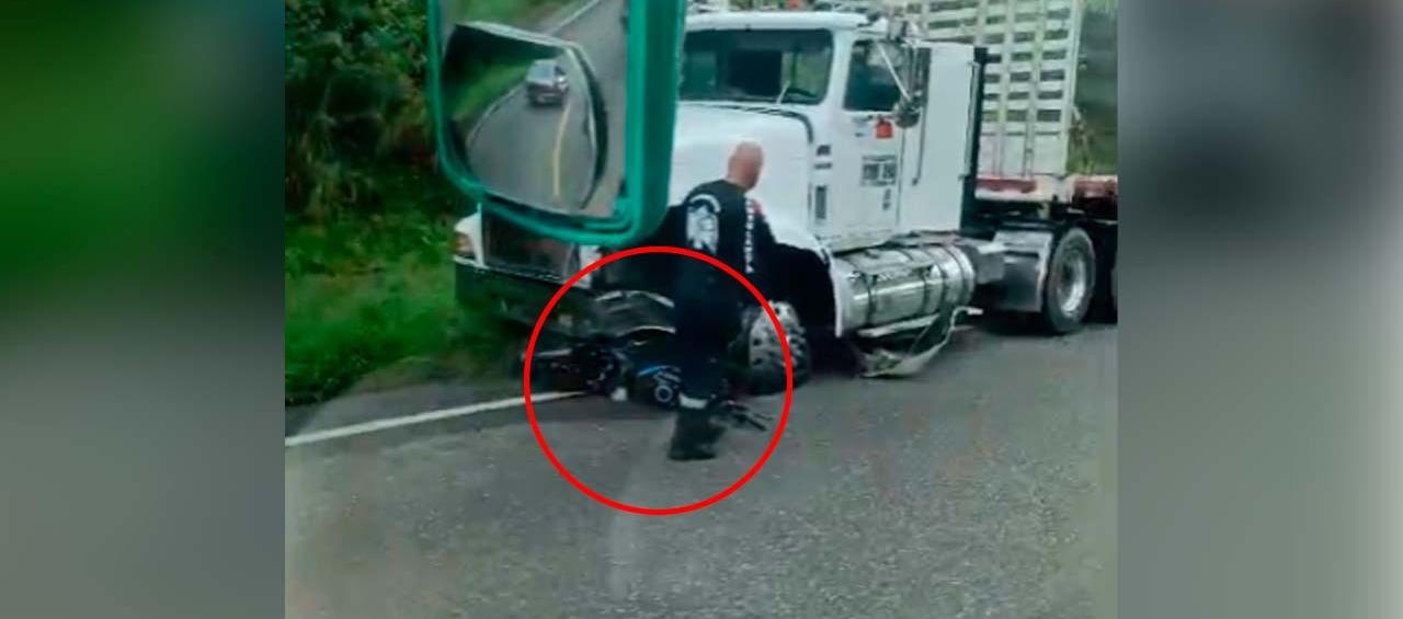 La motocicleta quedó debajo de la tractomula. 