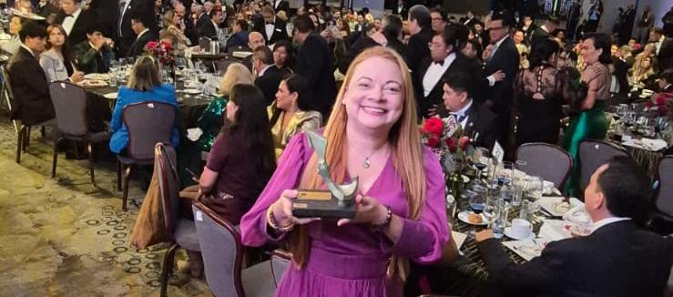 Alejandra Moreno con su reconocimiento.