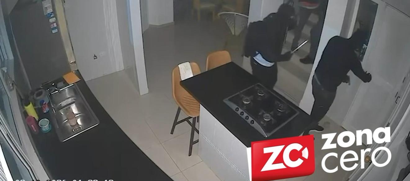 Los delincuentes en una de las viviendas asaltadas. 