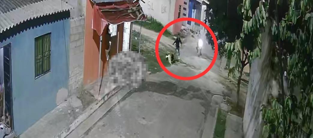 Momento en que los sicarios dispararon contra el joven. 