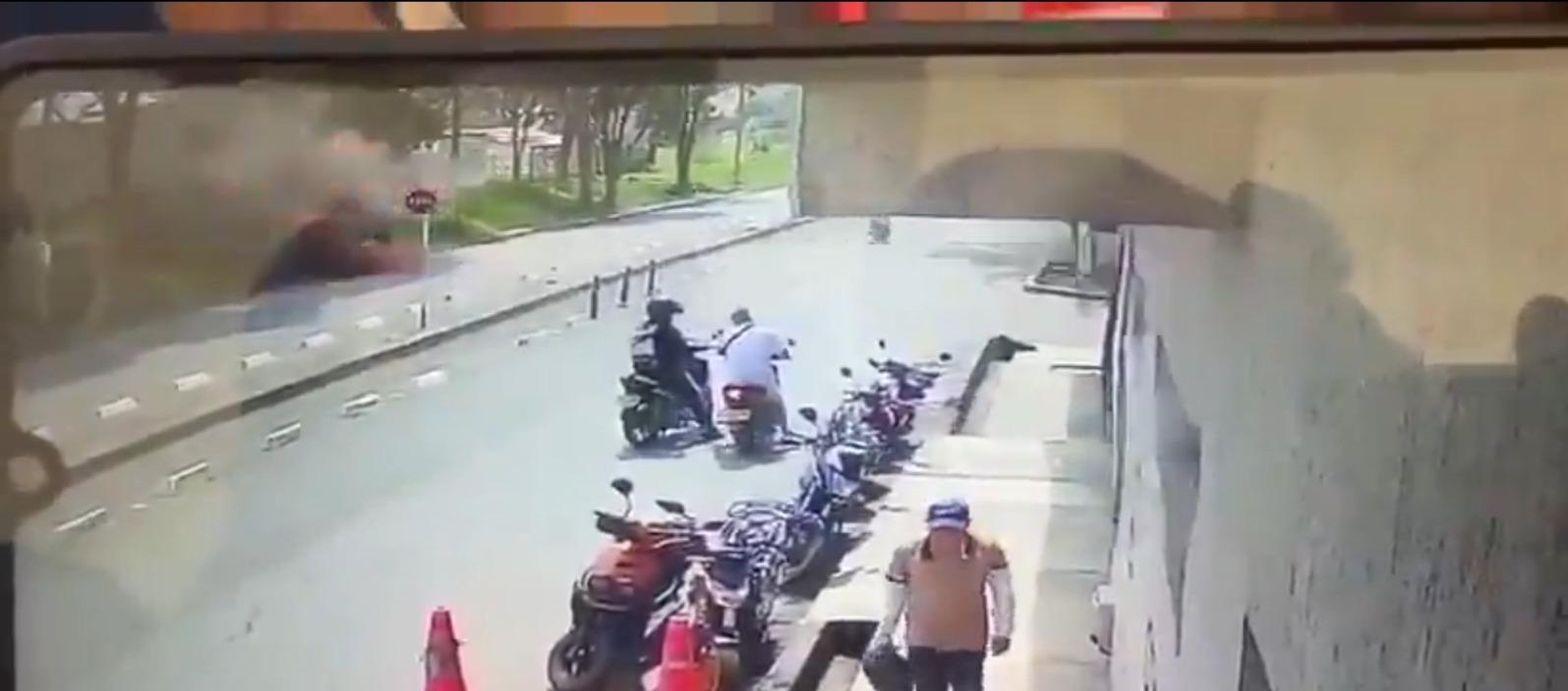 Momento en que fue activada la carga explosiva contra los uniformados. 