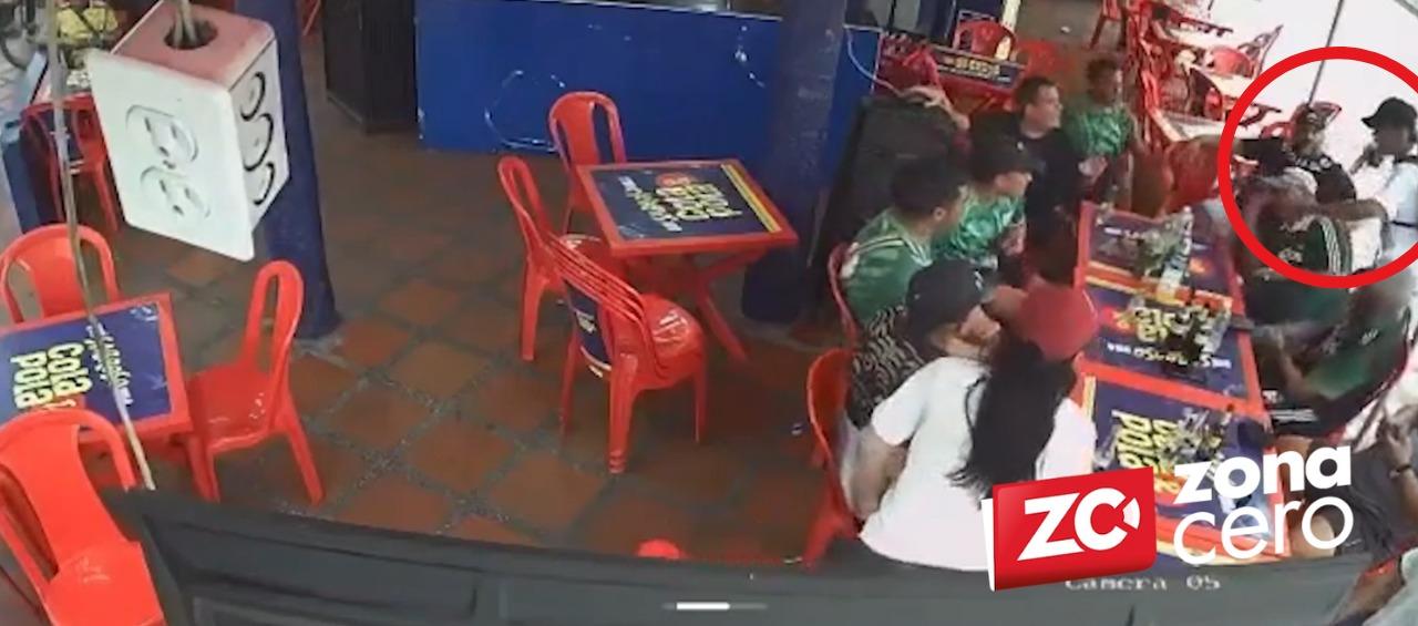 Momento en que el delincuente atracó a su víctima en el local comercial. 