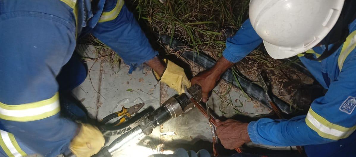 Personal técnico de Air-e trabaja en la reparación de la avería.