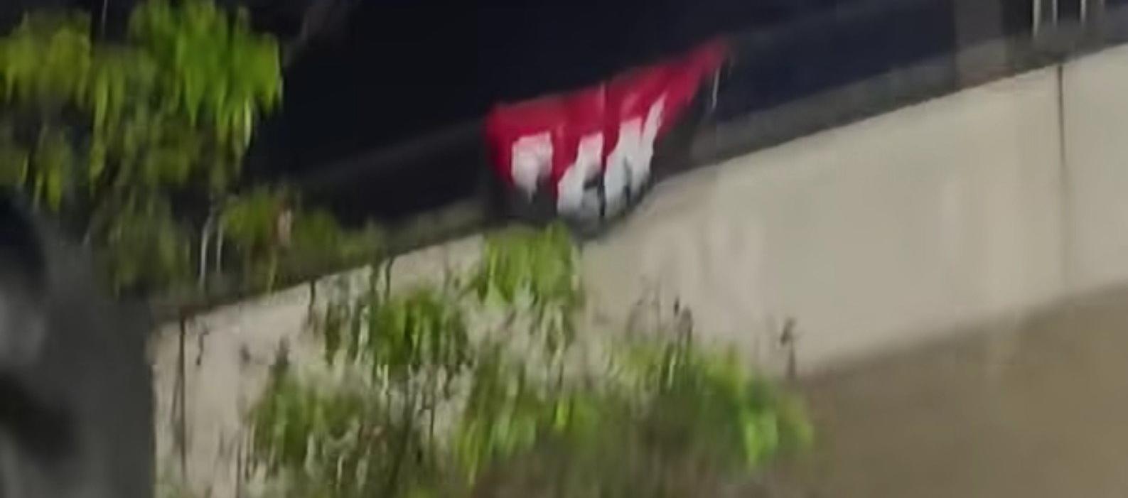 Bandera del ELN en el puente de Murillo con Circunvalar