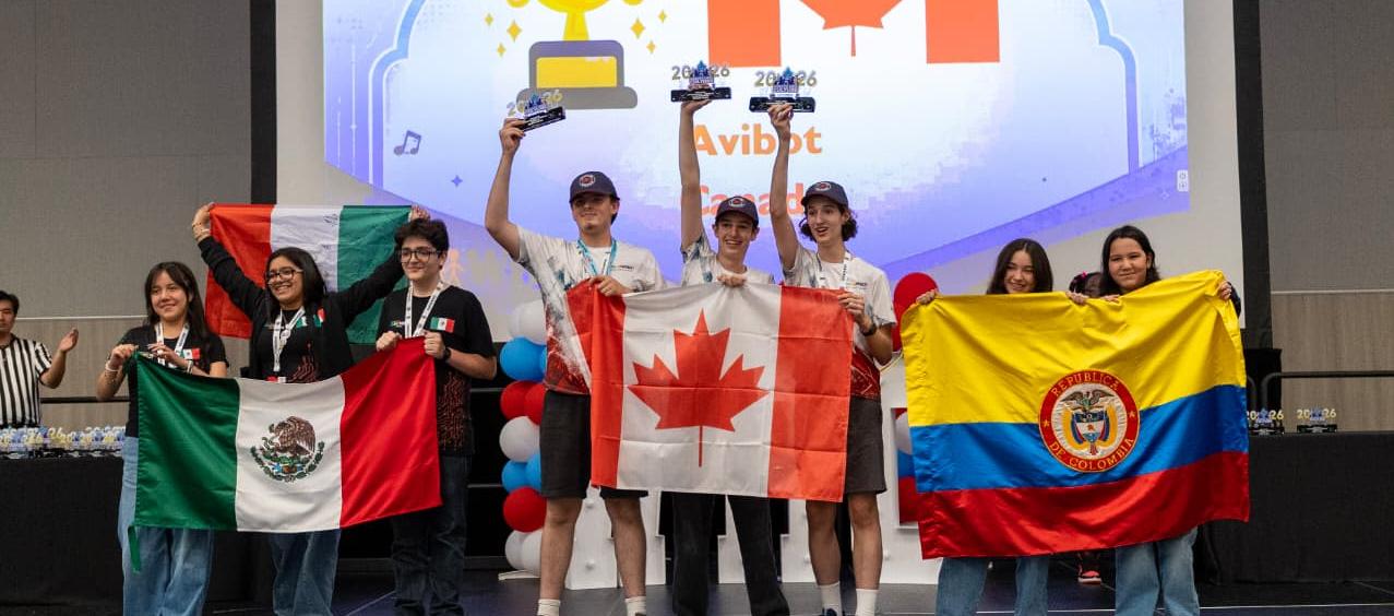 Las barranquilleras ocupando el podio junto con estudiantes de Canadá y México. 