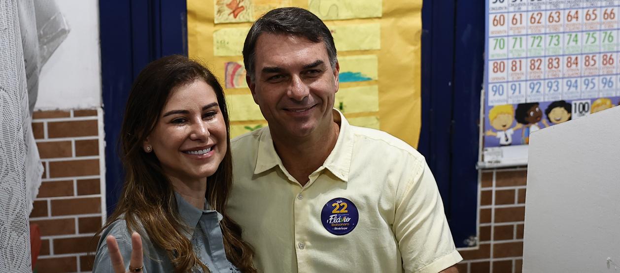 El candidato de la ultraderecha brasileña Flávio Bolsonaro tras acudir a las urnas.