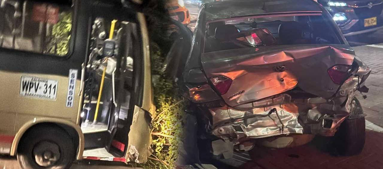 Bus de La Carolina y uno de los vehículos afectados.