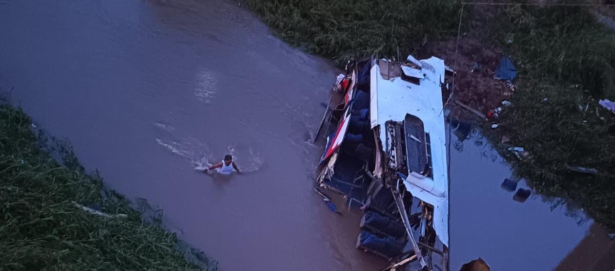 Bus en el río Ariguaní.