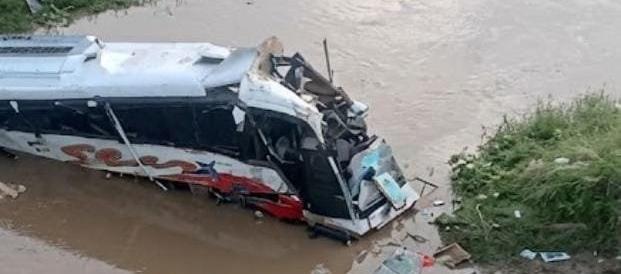 Bus que transportaba a la agrupación de Kbeto Zuleta.