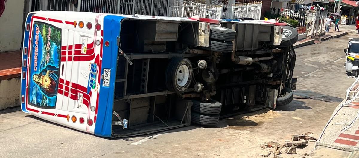 El bus volcado en el casco urbano de Galapa. 