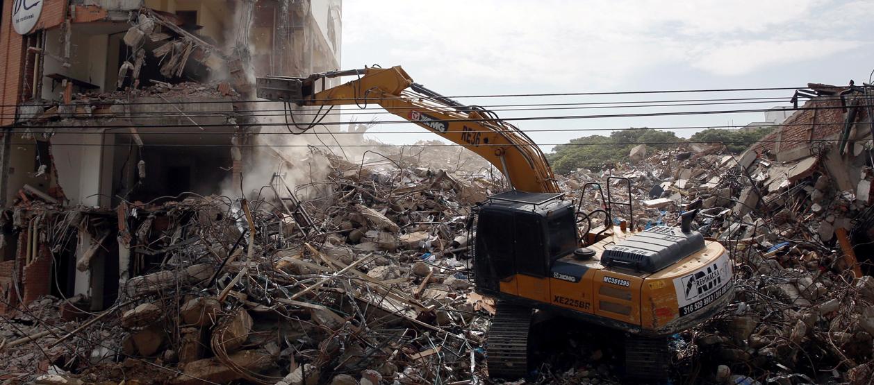 Demolición de edificios en Cali.
