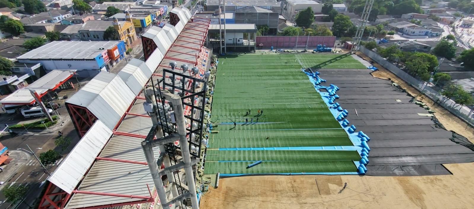 Cambio de césped en el Estadio Moderno.