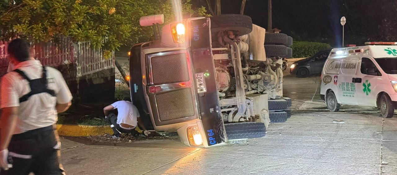 Así terminó el camión compactador de basura.