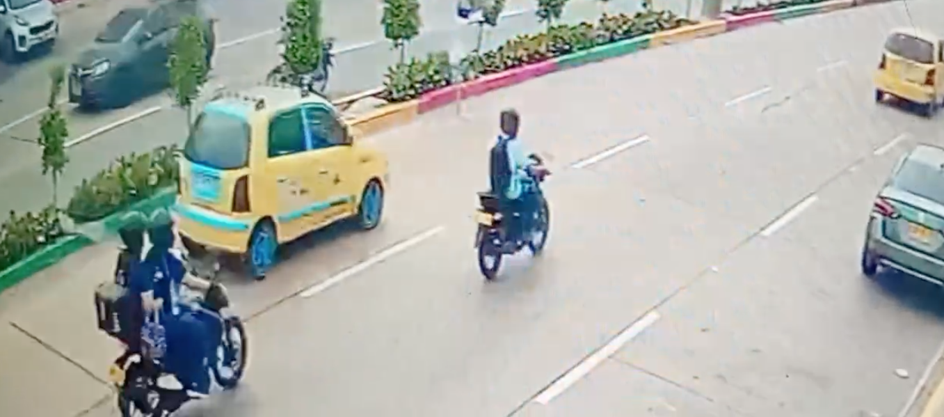 Momento en que el sicario disparó contra la fachada de la cárcel Modelo de Barranquilla. 