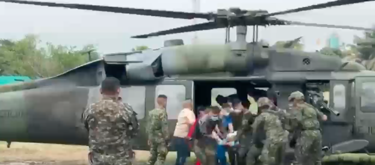 El presunto cabecilla herido siendo auxiliado por la Fuerza Pública. 