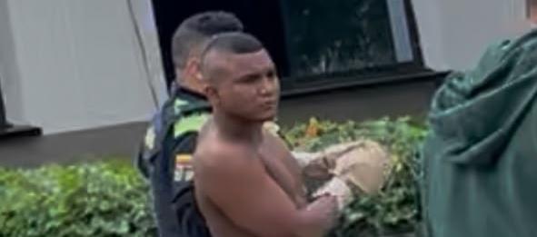 El capturado cuando era sacado de la Estación de Policía. 