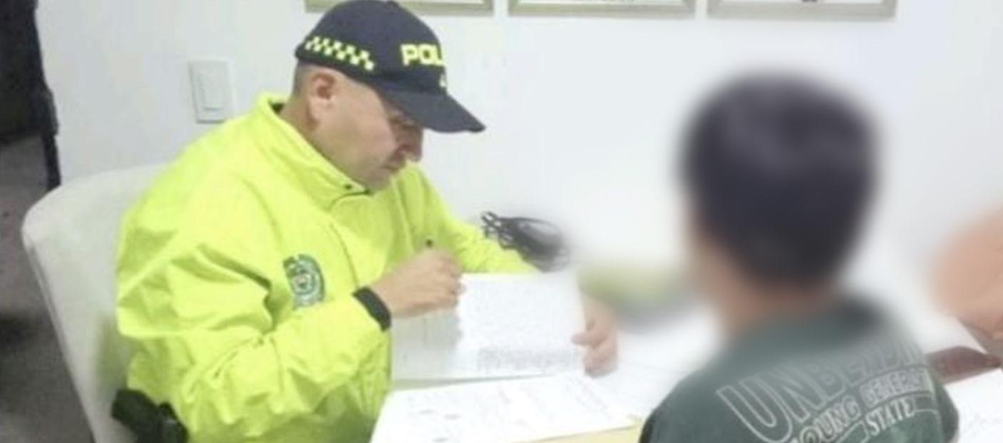 La Policía leyendo la orden de captura contra el señalado de las amenazas. 