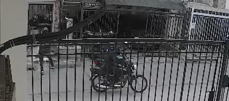 Momento en que la agente se enfrenta a los delincuentes.