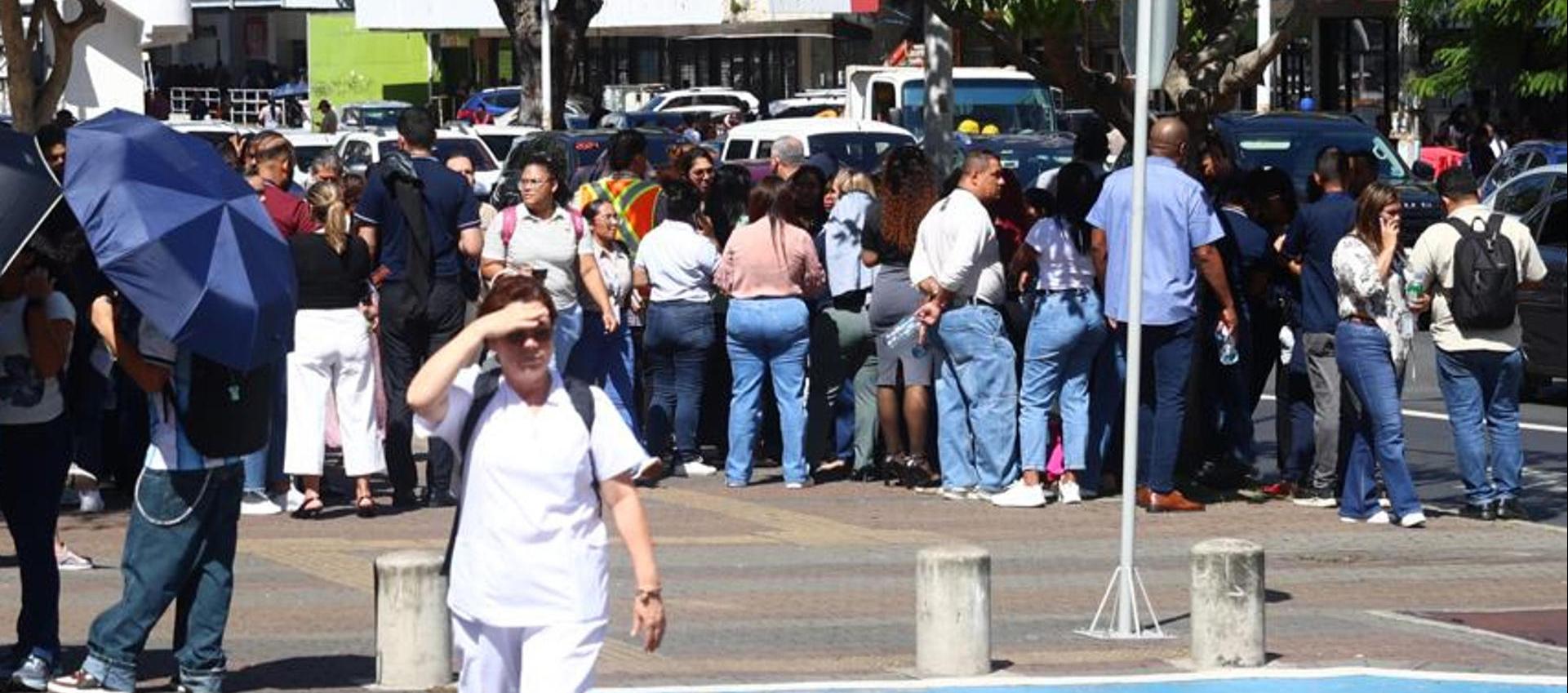 Ciudadanos panameños evacuaron los edificios por el terremoto.