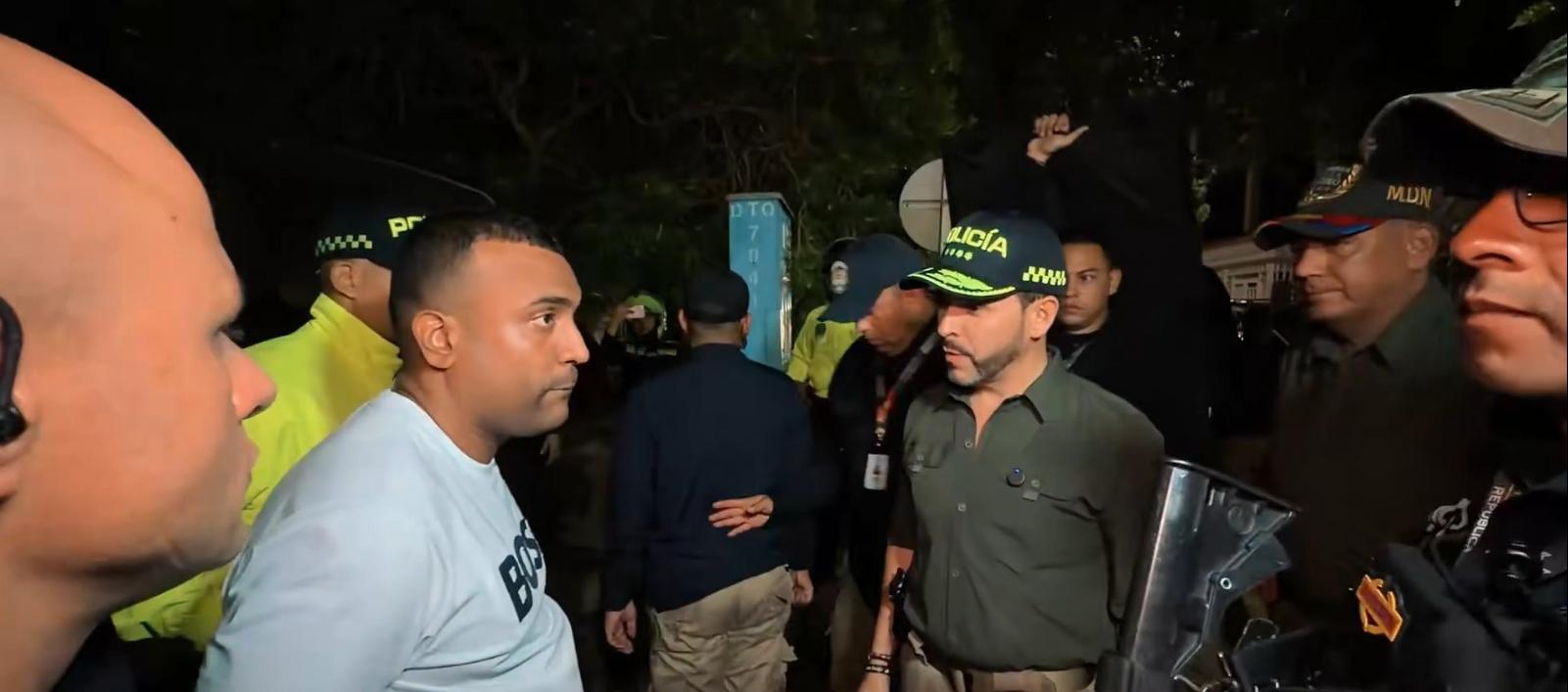 El Presidente De La Espriella ante uno de los capturados.
