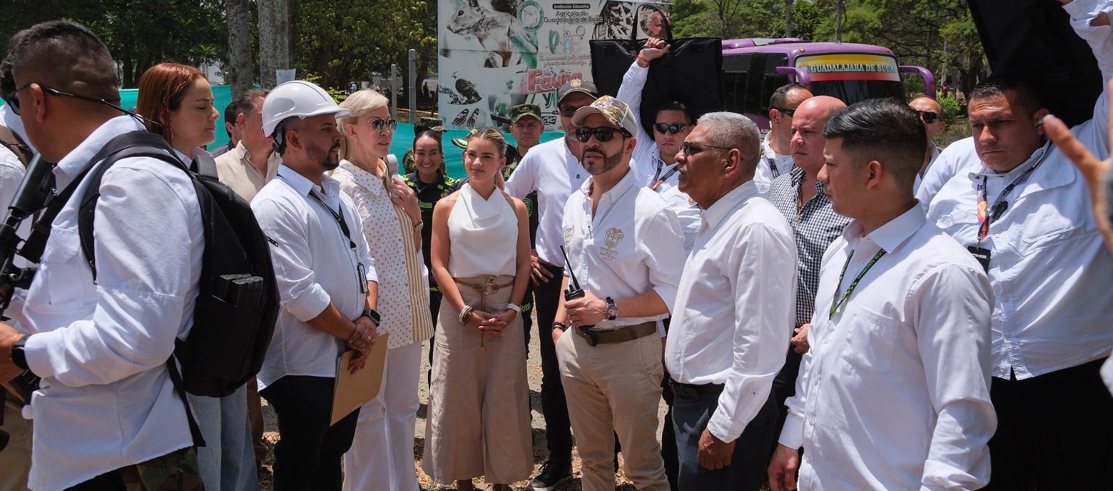 El Presidente Abelardo De La Espriella visitando zona afectada en Buga.