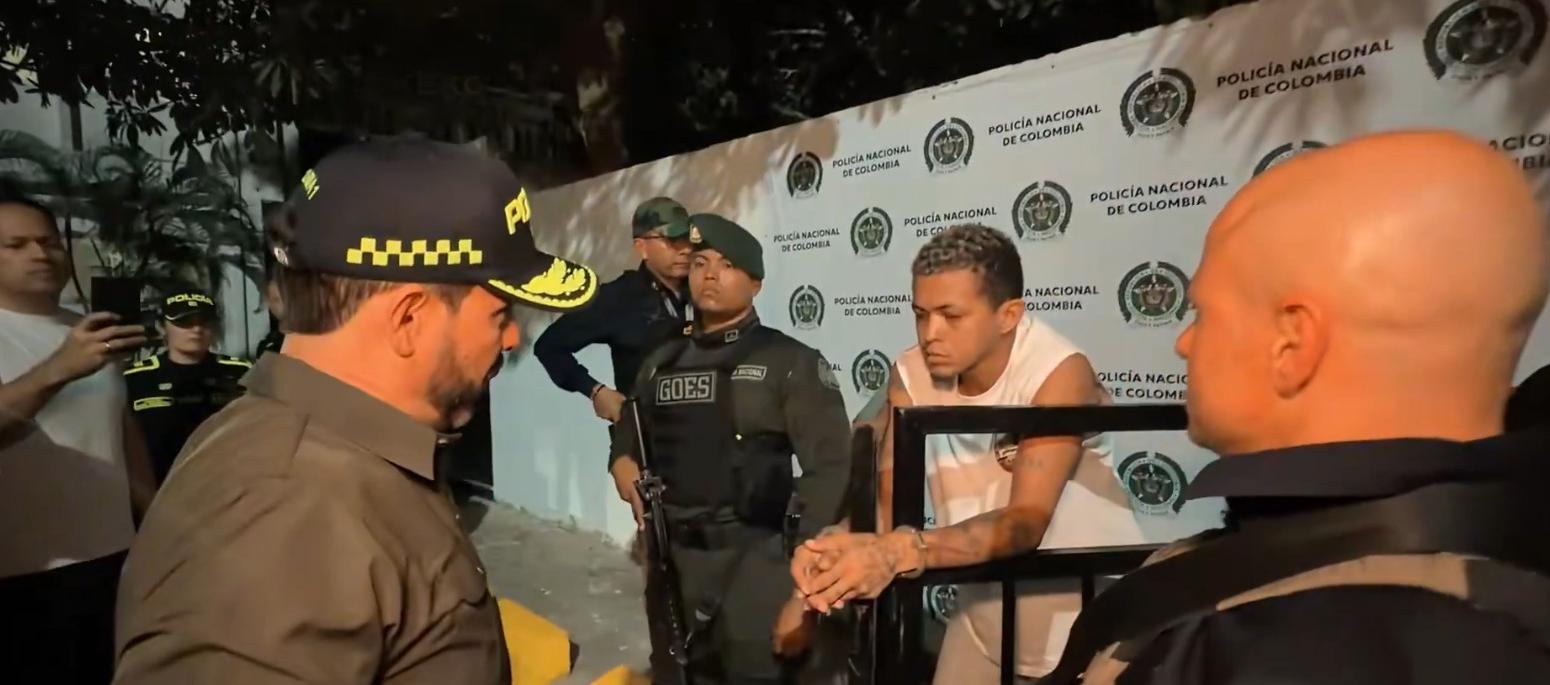 El Presidente De La Espriella ante uno de los capturados.