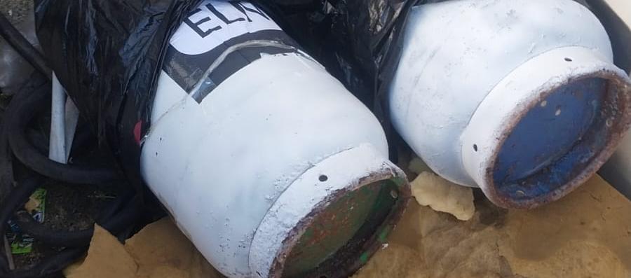 Los dos cilindros hallados en el parqueadero de Nuevo Milenio. 