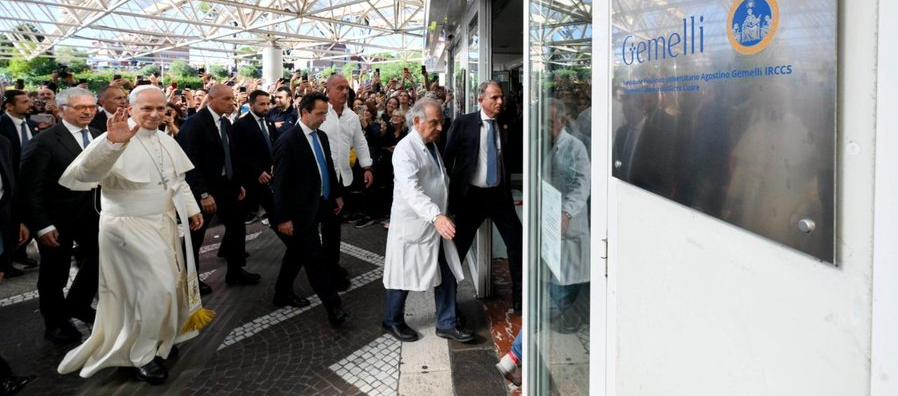El Papa León XIV al llegar al Hospital Universitario Agostino Gemelli de Roma