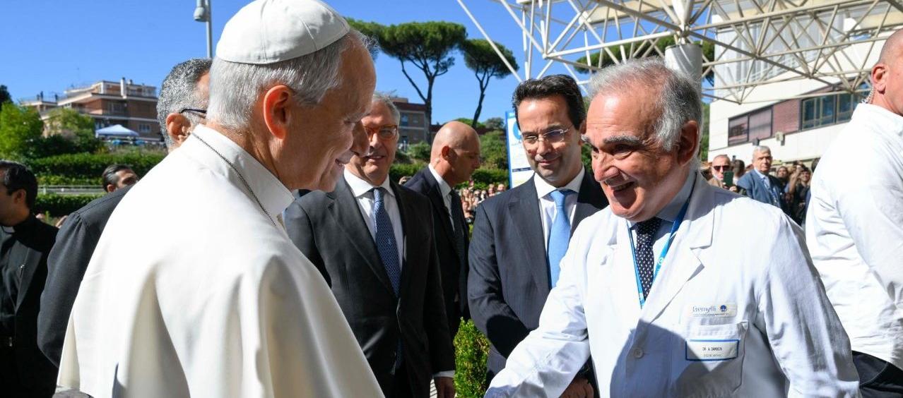 El Papa León XIV con el personal médico del Hospital Gemelli de Roma.